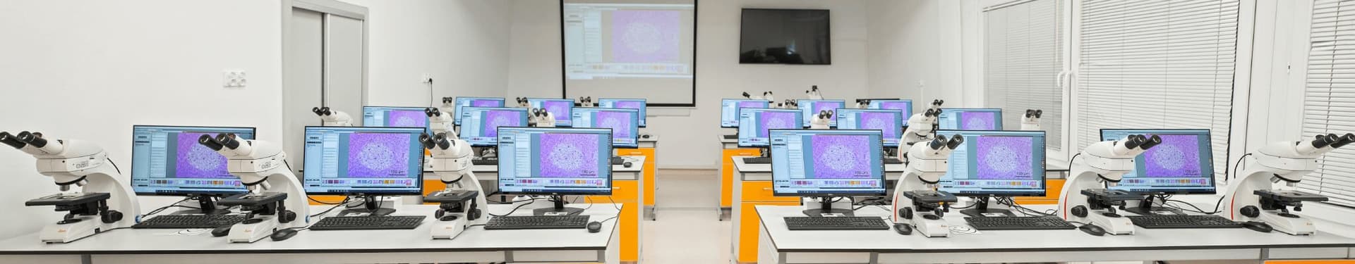 Immagine banner di un moderno laboratorio di microscopia dell'Università Copernico di Toruń per il caso studio di EBS