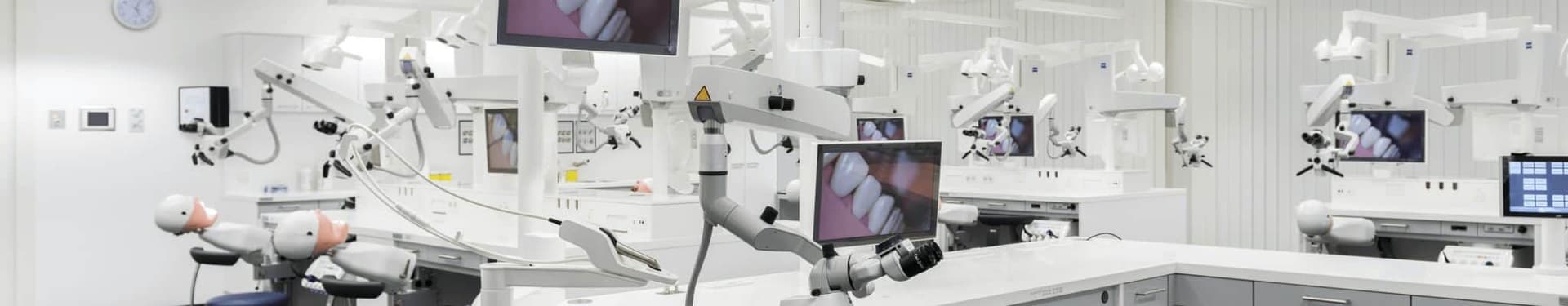 Immagine banner di un moderno laboratorio dentale della Dentsply Sirona Academy per il caso studio di EBS