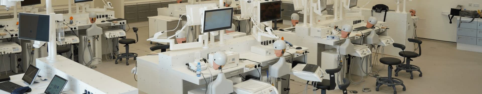 Immagine banner di un moderno laboratorio dentale del Qatar Dentistry College per il caso studio di EBS